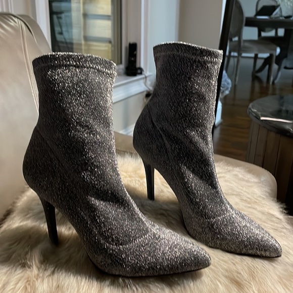 Charles David Silver Booties!  Size 9, Shiny Fabric Material 4 1/2“ heels SEXY! - Picture 5 of 6